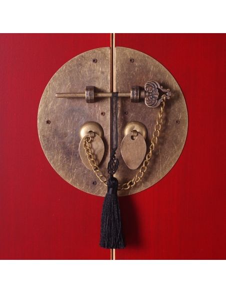 Kleine rode houten tafel met patronen 1 lade 2 metalen deuren ORIENTE