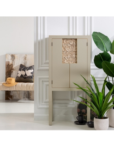Dekorativer Schrank SERESTI taupefarbenes Metall mit Blumenmotiv IXIA — Inszenierung im Wohnzimmer