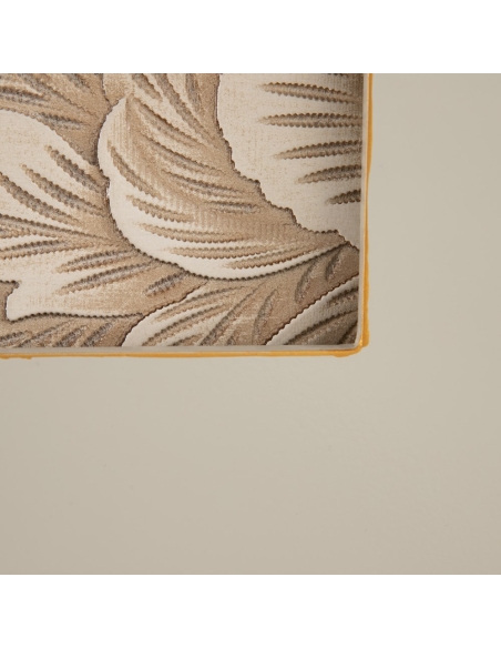 Dekorativer Schrank SERESTI taupefarbenes Metall mit Blumenmotiv IXIA — Blumenmotiv im Detail