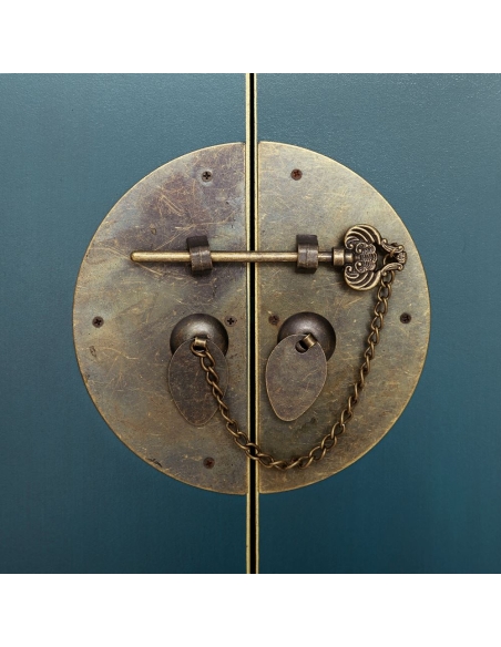 Armadio decorativo ORIENTE blu petrolio e ferramenta dorata IXIA — dettaglio della chiusura decorativa