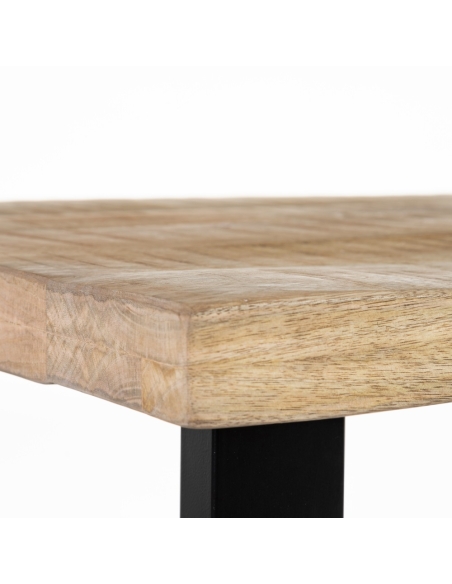 Mesa de comedor MESA mango natural y base negra IXIA — detalle del canto de madera
