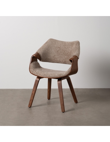 Studiofoto : stoel beige stof met donkerbruin houten frame en armleuningen