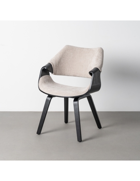 Vista de estudio : Silla tapizada beige greige y madera negra con reposabrazos