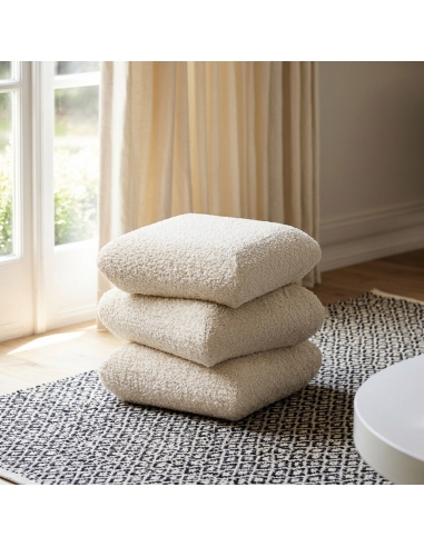 Vue en situation : Pouf crème en tissu bouclé, structure DM, forme cubique