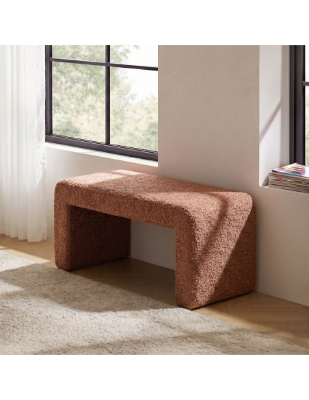 Vista ambientata : Panca bassa in tessuto color terracotta con base ad arco