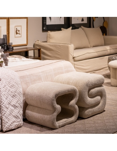 Vue en situation : Pouf beige en tissu, double volume sculptural