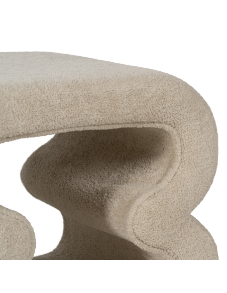 Détail : Pouf beige en tissu, double volume sculptural