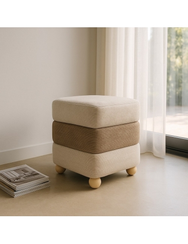Vue en situation : Pouf cylindrique en tissu beige brun à pieds pin