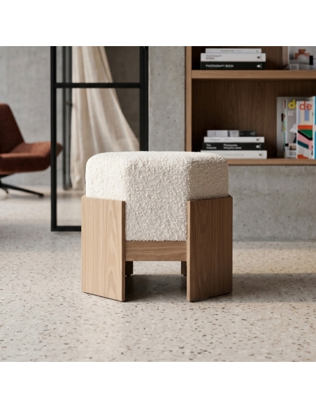 Vue en situation : Pouf carré crème en tissu et structure DM en U