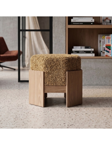 Vista ambientata : Pouf quadrato ocra in tessuto con struttura a U legno chiaro
