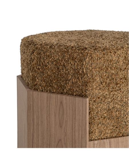 Detail : Vierkante poef oker stof met licht houten U-frame