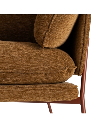 Détail : Fauteuil en tissu marron clair et métal avec coussins