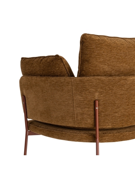 Détail : Fauteuil en tissu marron clair et métal avec coussins