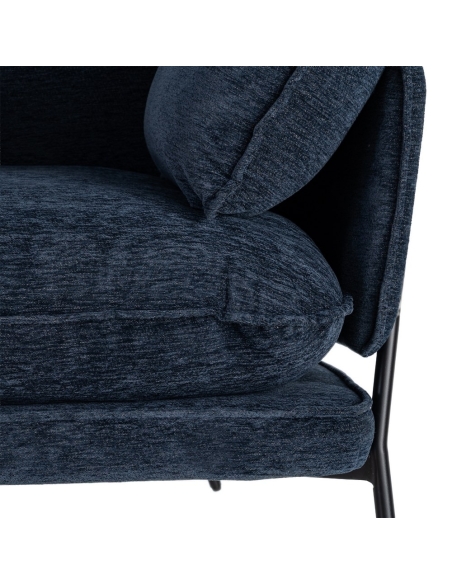 Détail : Fauteuil contract bleu en tissu et métal avec coussins