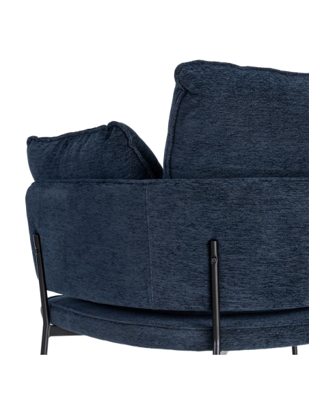 Détail : Fauteuil contract bleu en tissu et métal avec coussins