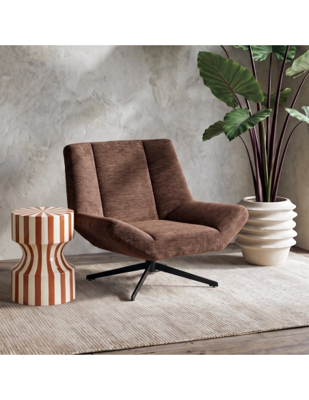 Vue en situation : Fauteuil pivotant marron foncé en tissu et métal