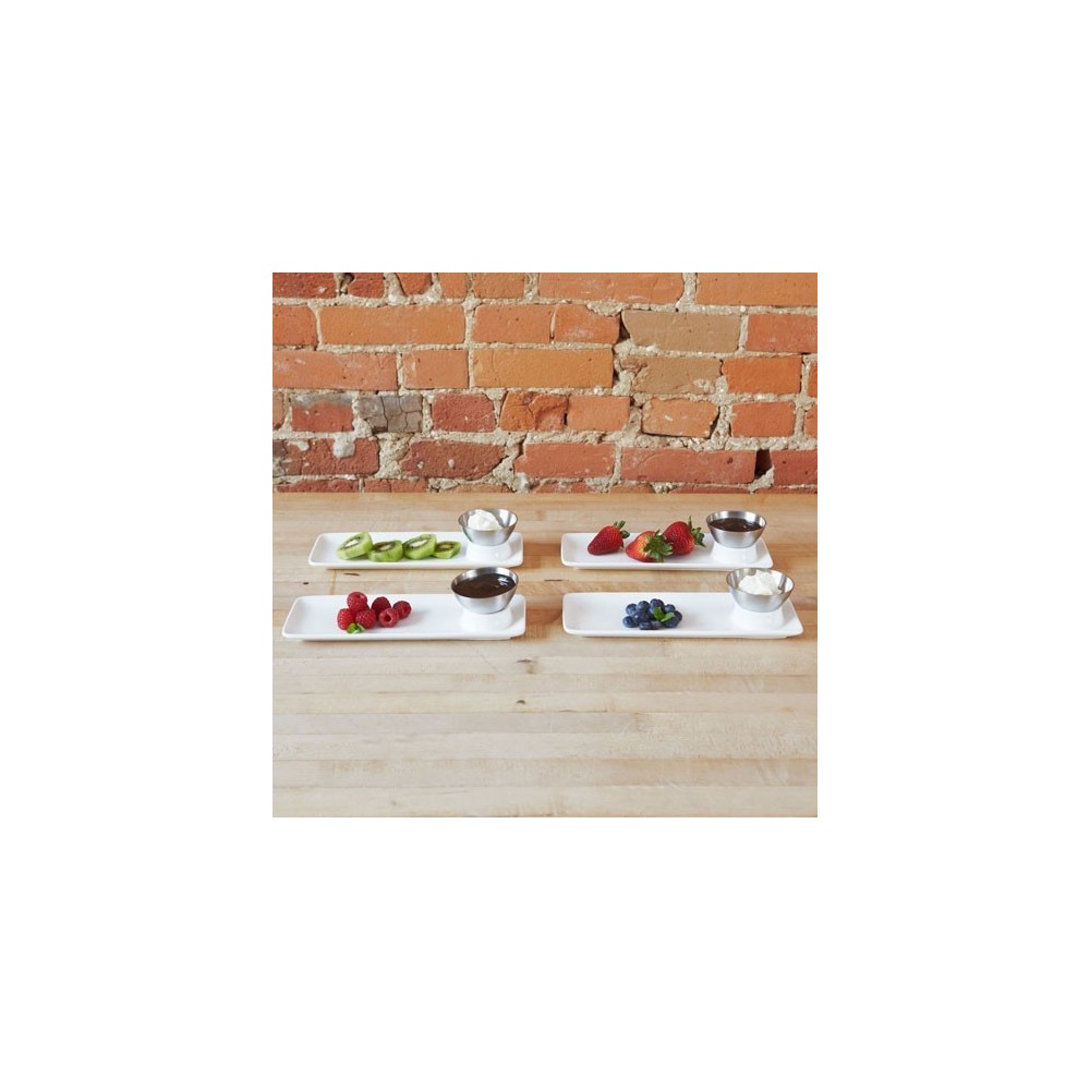 Conjunto de quatro carnes de sushi de porcelana branca com copos de aço inoxútebro