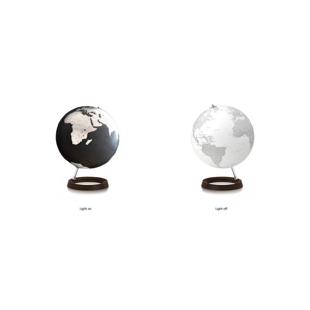 Riflessione del cerchio completo del globo terrestre illuminato