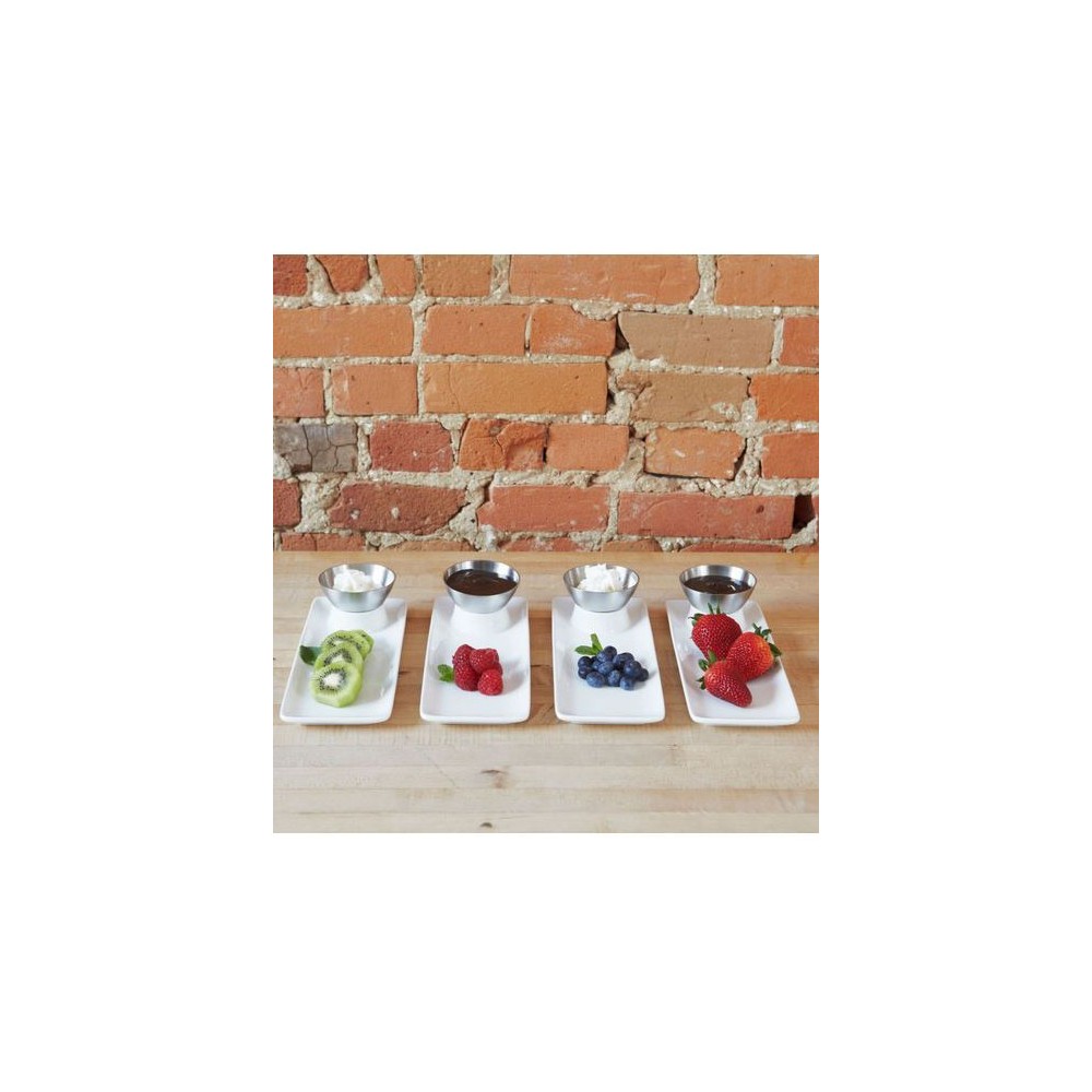 Conjunto de quatro carnes de sushi de porcelana branca com copos de aço inoxútebro