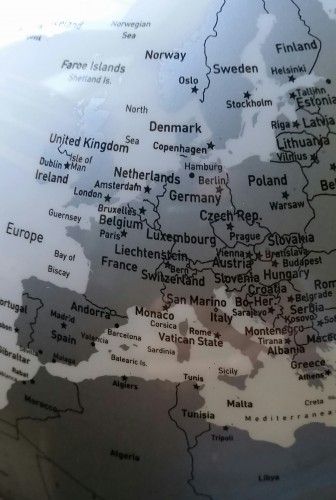 Global Globe Grey White Design auf Chrome Base