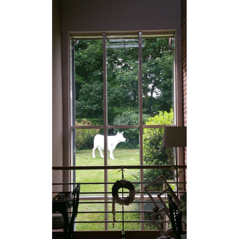 Witte levensgrote decoratieve koe in hars 